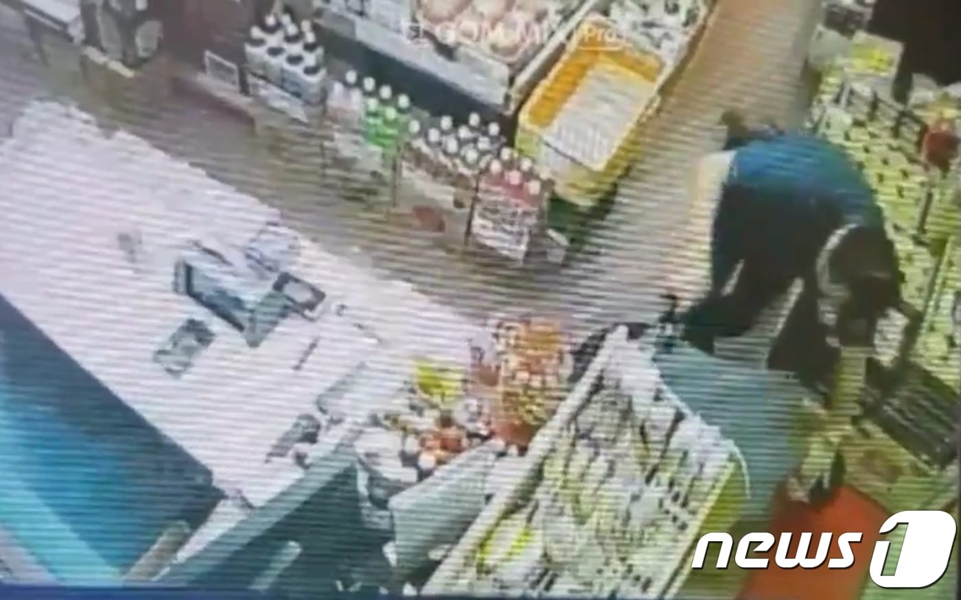 부산 영도구의 한 마트서 40대 남성이 흉기를 들고 강도질을 하려다 경찰에 검거되는 장면(부산 영도경찰서 제공)ⓒ News1