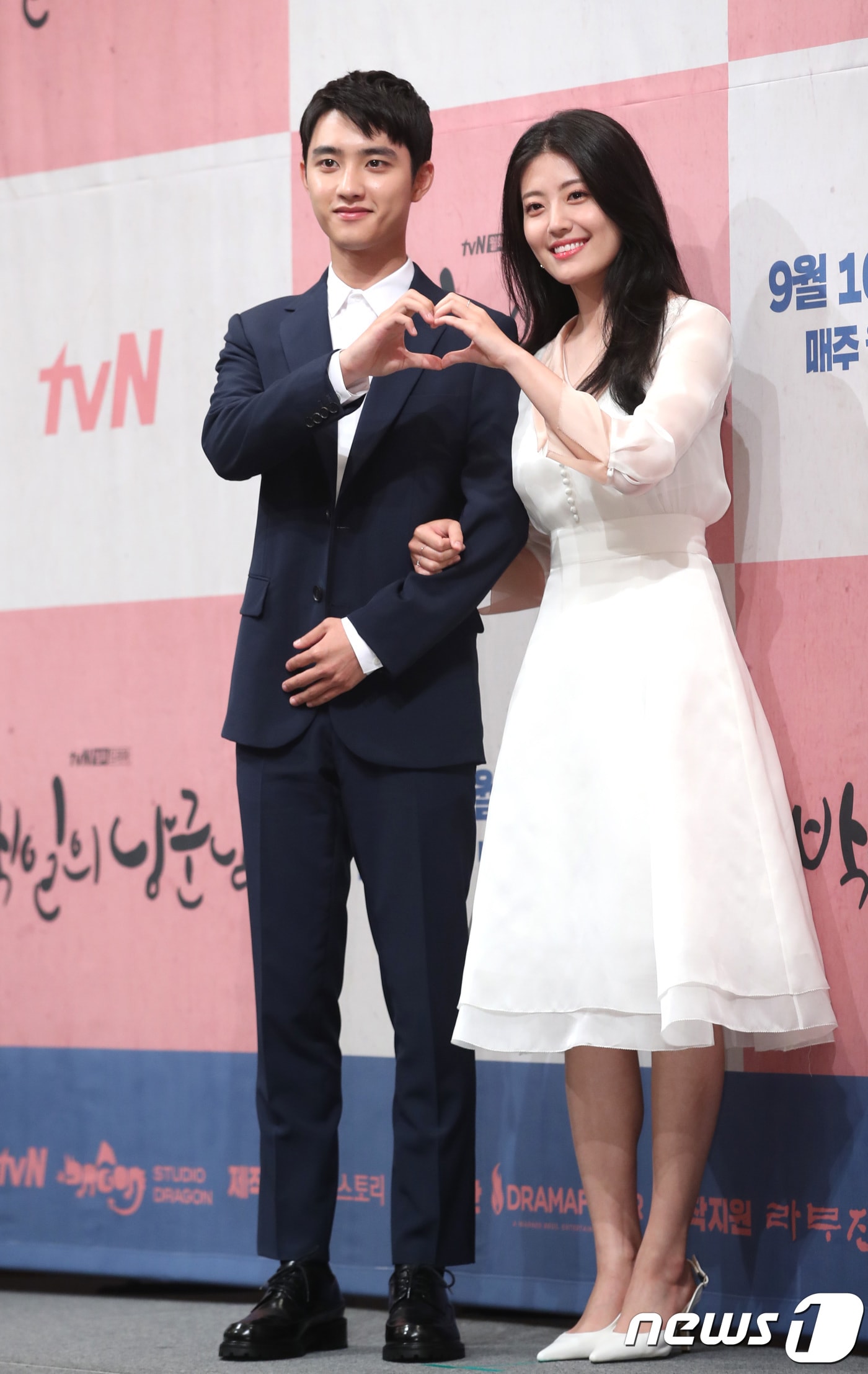 배우 도경수, 남지현(오른쪽)이 4일 서울 강남구 논현동 임패리얼팰리스 서울에서 열린 tvN 새 월화드라마 `백일의 낭군님` 제작발표회에 참석해 포즈를 취하고 있다. '백일의 낭군님'은 완전무결 왕세자 이율에서 졸지에 무쓸모남으로 전락한 원득(도경수 분)과 조선 최고령 원녀 홍심(남지현 분)의 전대미문 100일 로맨스 사극으로 가상의 조선 시대를 배경으로 그린 작품이다. 2018.9.4./뉴스1 ⓒ News1 권현진 기자