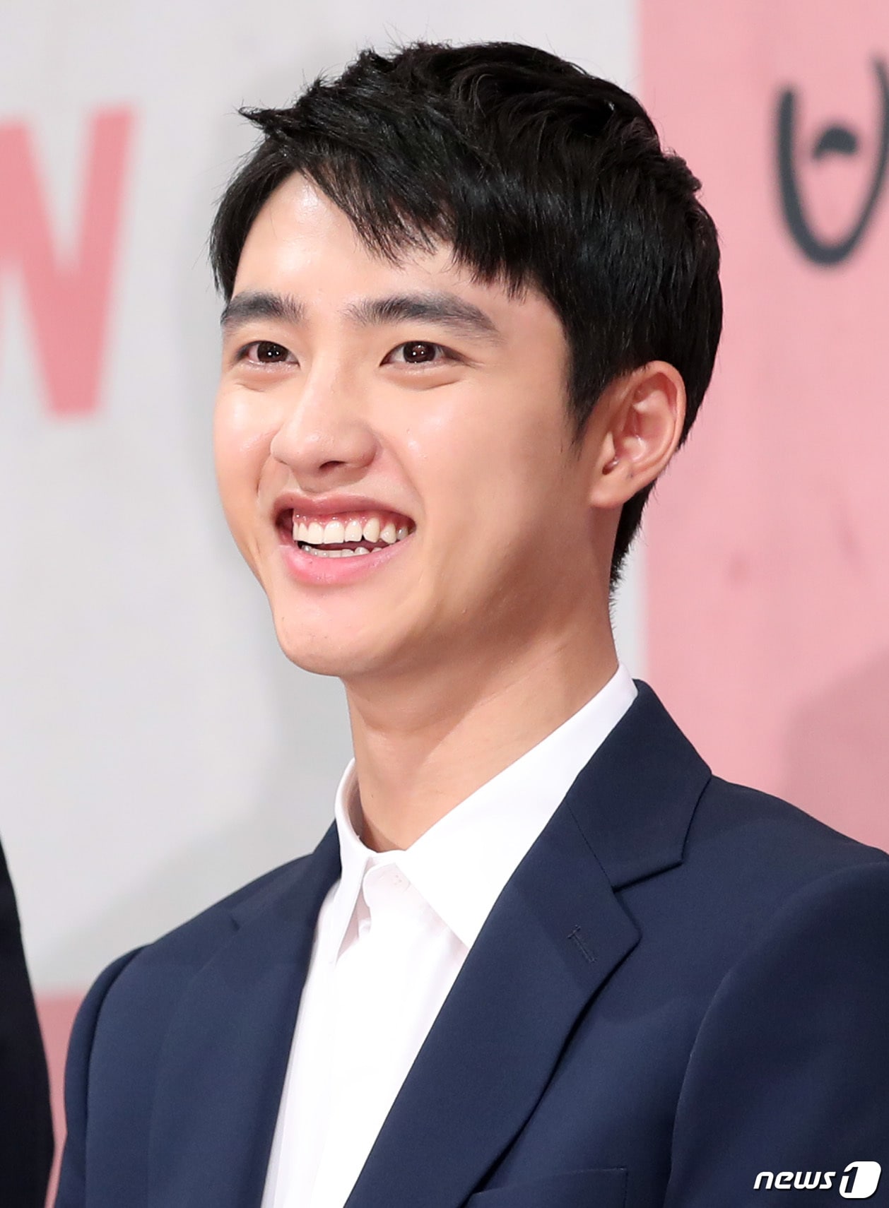 배우 도경수가 4일 서울 강남구 논현동 임패리얼팰리스 서울에서 열린 tvN 새 월화드라마 `백일의 낭군님` 제작발표회에 참석해 환한 미소를 짓고 있다. '백일의 낭군님'은 완전무결 왕세자 이율에서 졸지에 무쓸모남으로 전락한 원득(도경수 분)과 조선 최고령 원녀 홍심(남지현 분)의 전대미문 100일 로맨스 사극으로 가상의 조선 시대를 배경으로 그린 작품이다. 2018.9.4./뉴스1 ⓒ News1 권현진 기자