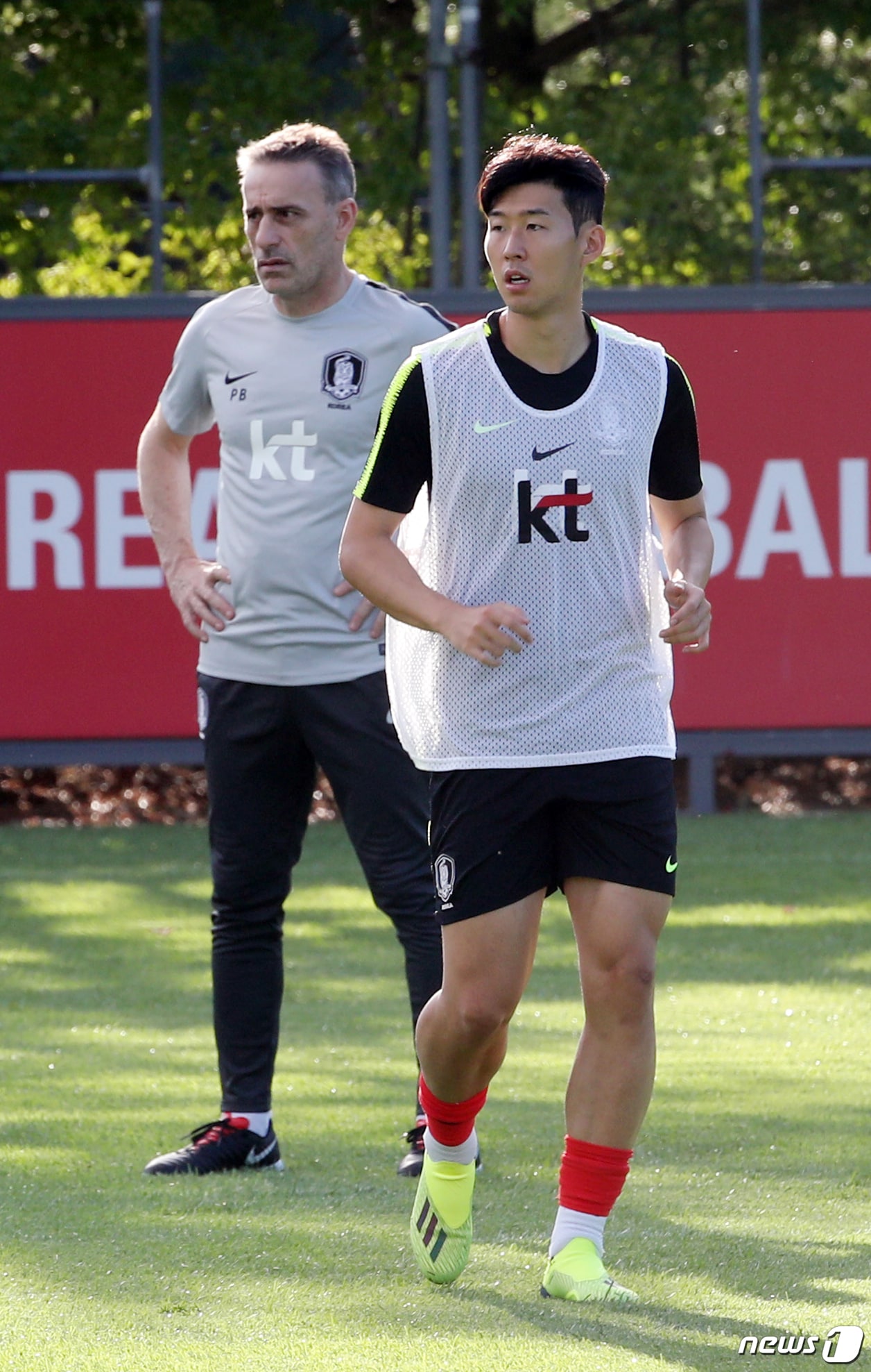 파울루 벤투 축구 대표팀 감독(왼쪽)과 손흥민. /뉴스1 DB ⓒ News1 안은나 기자