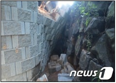 지난 5일 오후 경남 양산시내 한 찜질방에서 시멘트 블록이 무너지면서 보수 공사를 하던 노동자 2명이 깔렸다. (경남경찰청 제공)2018.9.6/뉴스1ⓒ News1