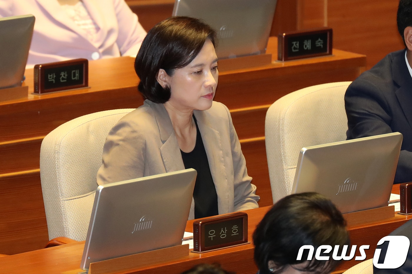 유은혜 사회부총리 겸 교육부장관 후보자가 6일 서울 여의도 국회에서 열린 본회의에 참석해 김관영 바른미래당 원내대표의 교섭단체 대표발언을 듣고 있다. 2018.9.6/뉴스1 ⓒ News1 민경석 기자