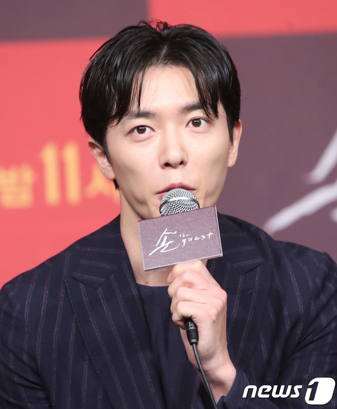배우 김재욱이 6일 오후 서울 영등포 타임스퀘어에서 열린 OCN 새 수목드라마 ‘손 더 게스트(손 the guest)’ 제작발표회에 참석해 인사말을 하고 있다. '손 더 게스트'는 기이한 힘에 의해 벌어지는 범죄에 맞서는 영매와 사제, 형사의 이야기를 그린 작품이다, 2018.9.6/뉴스1 ⓒ News1 권현진 기자