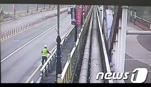 부여 백제교에서 7일 오전  싼타페로 추정되는  차량이  백마강으로 추락하는 사고가 발생했다. 사진제공=독자ⓒ News1