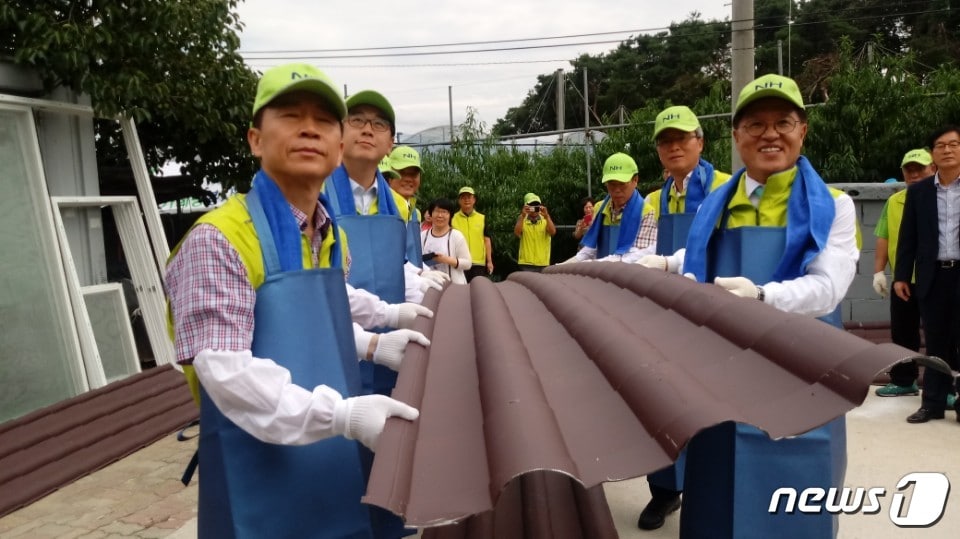 7일 전북농협이 농협중앙회 ‘사랑의 집고치기 농가희망봉사단’과 함께 전주시와 김제시에서 봉사활동을 실시하고 있다.(전북농협제공)2018.09.07/뉴스1ⓒ News1