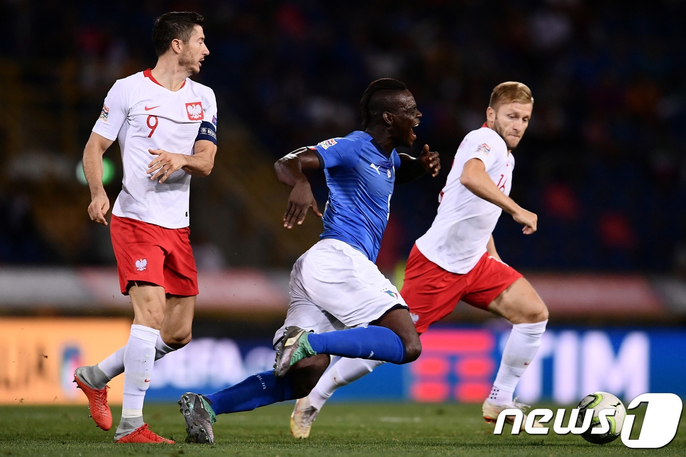 이탈리아의 공격수 마리오 발로텔리(가운데)가 8일 8일(한국시간) 이탈리아 볼로냐의 레나토 달라라에서 열린 폴란드와의 유럽축구연맹(UEFA) 네이션스리그 리그1 3조 1차전에서 파울을 당하고 있다. ⓒ AFP=News1