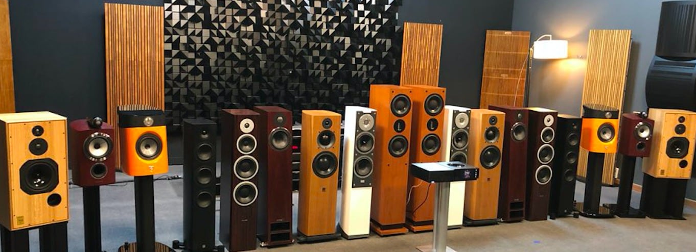 비교시청에 등판한 스피커 9종. 앞에 보이는 앰프는 네임의 ‘Uniti Nova’.