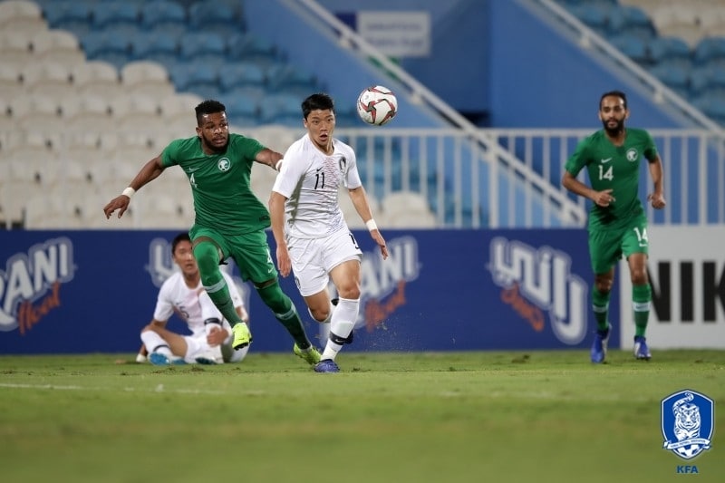 황희찬이 1일(한국시간) 아랍에미리트(UAE) 아부다비의 바니야스 스타디움에서 열린 사우디아라비아와의 평가전에서 드리블을 하고 있다. (대한축구협회 제공) ⓒ News1