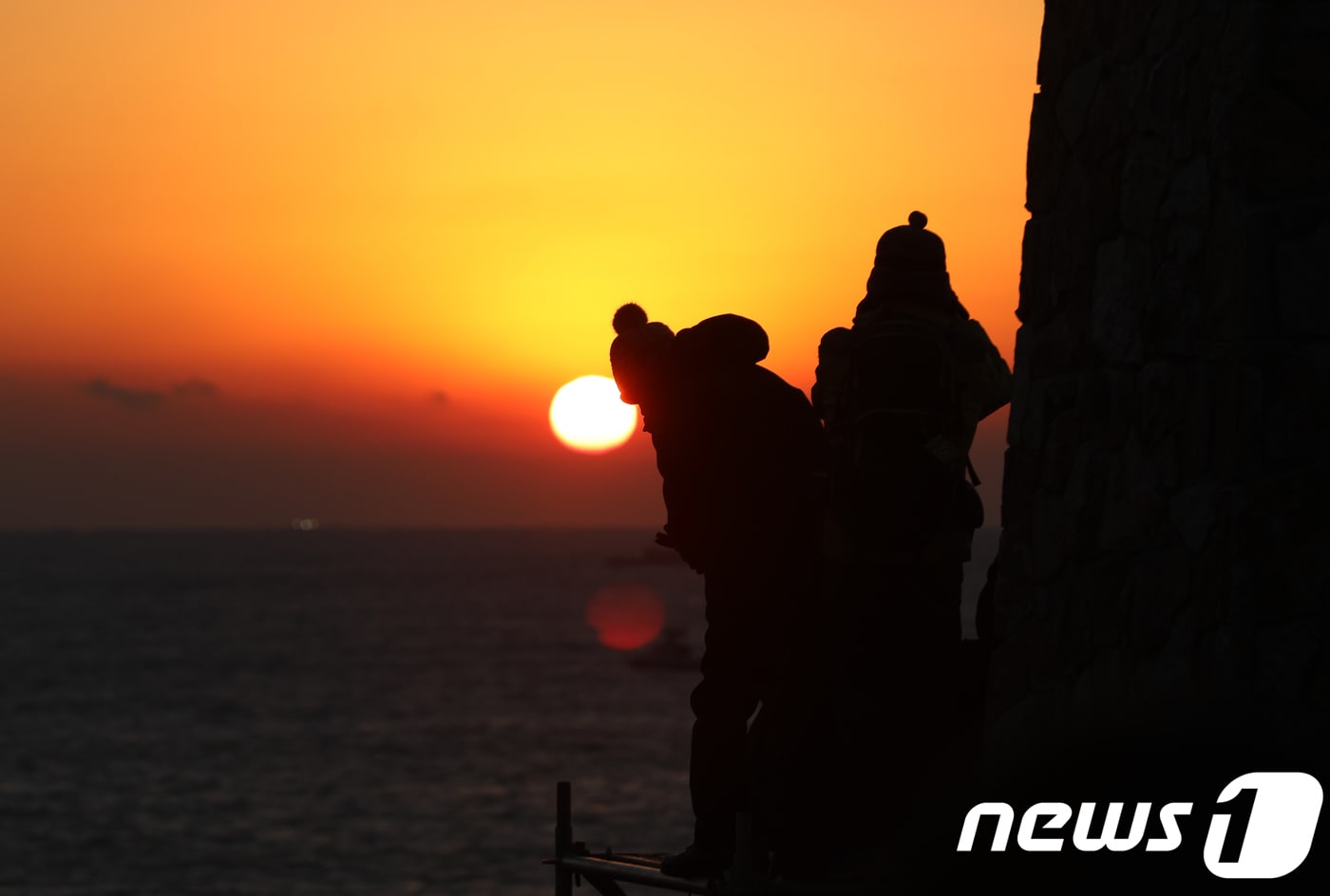 기해년(己亥年) 첫날인 1일 울산 울주군 간절곶을 방문한 시민들이 일출을 바라보고 있다. 2019.1.1/뉴스1 ⓒ News1 조민주 기자
