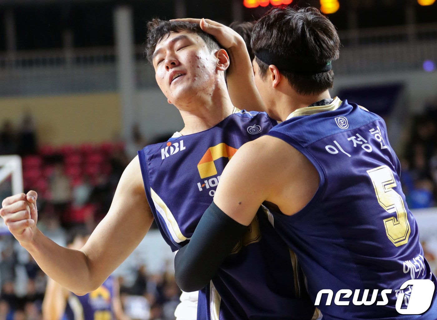 1일 오후 전북 전주시 전주실내체육관에서 열린 2018-2019 프로농구 SKT 5GX KBL 전주KCC와 서울SK의 경기에서 KCC 정희재가 경기 종료 14초를 남기고 결승골을 넣은 뒤 주먹을 꽉 쥐고 있다. 이날 경기에서 KCC가 SK를 86 대 84로 꺾었다.2019.1.1/뉴스 ⓒ News1 문요한 기자