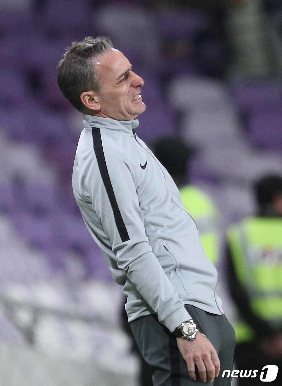 파울루 벤투 대한민국 축구대표팀 감독이 11일 오후(현지시간) 아랍에미리트(UAE) 알 아인 하자빈 자예드 스타디움에서 열린 2019 아시아축구연맹(AFC) 아시안컵 C조 조별리그 2차전 대한민국과 키르기스스탄과의 경기에서 아쉬워하고 있다. ⓒ News1 신웅수 기자
