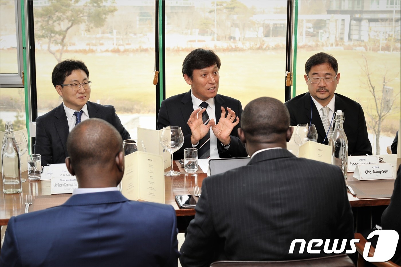 김영문 관세청장(왼쪽 두번째)이 가나 재무부 차관 일행에게 관세청의 전자통관시스템(UNIPASS)을 설명하고 있다. ⓒ News1