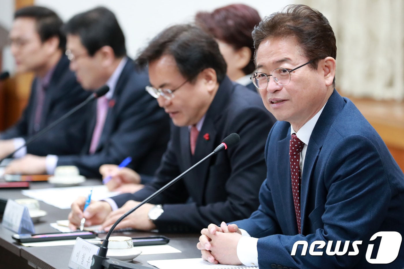 경북도는 23일 도청 회의실에서 ‘국제행사 유치 추진 상황 보고회’를 열고 APEC 2025 KOREA 성공 개최 역량을 바탕으로 국제행사 선점 전략을 논의했다./뉴스1 ⓒ News1 공정식 기자