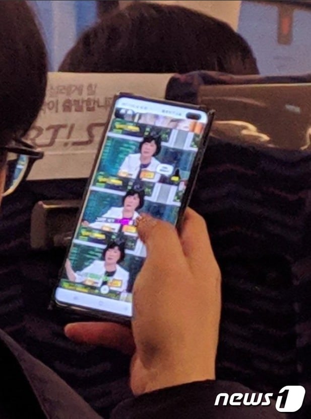 수서고속철도에서 한 탑승객이 갤럭시S10플러스를 사용하는 모습. (인터넷 커뮤니티 캡처) ⓒ 뉴스1