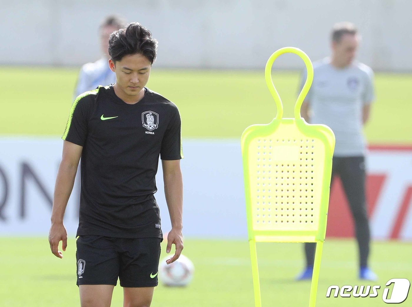 대한민국 아시안컵 축구대표팀 이승우가 지난 1월 18일 오전(현지시간) 아랍에미리트연합(UAE) 두바이 NAS 스포츠 컴플렉스에서 훈련을 하고 있다. 오른쪽 뒤는 파울루 벤투 감독. /뉴스1 ⓒ News1 신웅수 기자