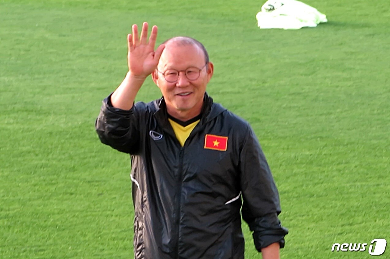 박항서 베트남 축구 대표팀 감독이 18일(한국시간) 아랍에미리트(UAE) 두바이의 후마이드 알 타이어 스타디움에서 한국 취재진을 향해 손을 흔들고 있다. ⓒ 뉴스1
