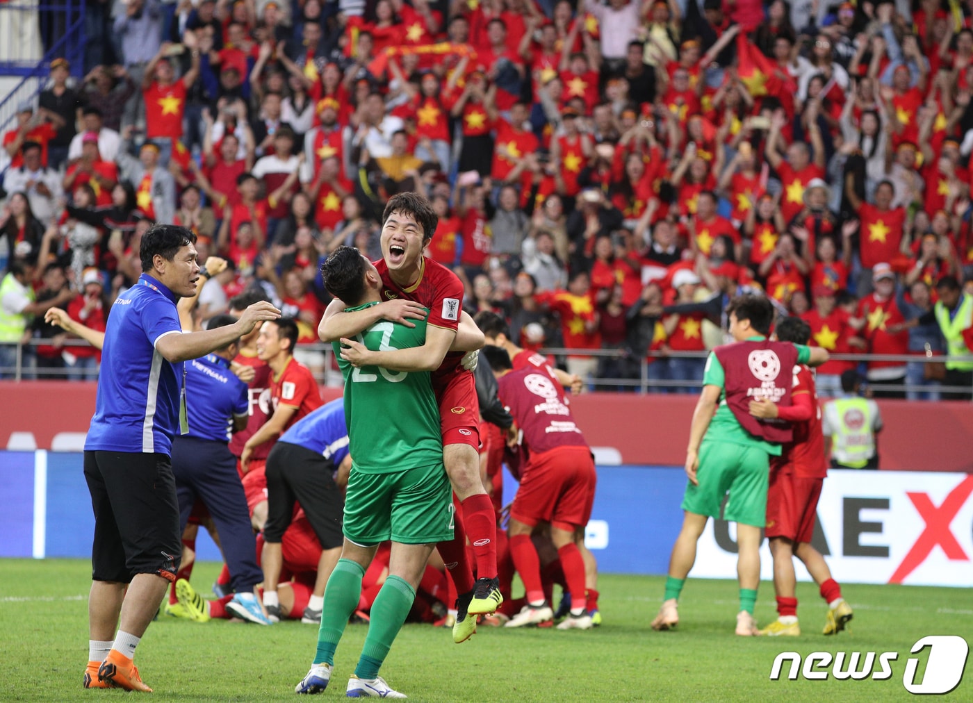 베트남 축구대표팀 선수들이 20일 오후(현지시간) 아랍에미리트연합(UAE) 두바이 알 막툼 스타디움에서 열린 2019 아시아축구연맹(AFC) 아시안컵 16강 베트남과 요르단의 경기 승부차기에서 승리한 후 기뻐하고 있다.2019.1.20/뉴스1 ⓒ News1 신웅수 기자