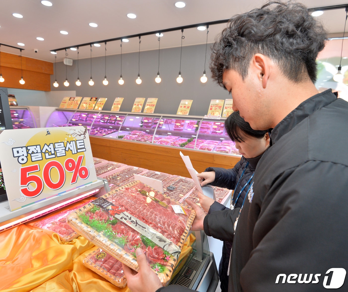 포항시 축산물 단속반이 설을 앞두고 대형마트 등 축산물 판매업소에서 축산물 이력제 이행 실태와 부정 축산물 특별 점검을 벌이고 있다.2019.1.21/뉴스1 ⓒ News1 최창호 기자