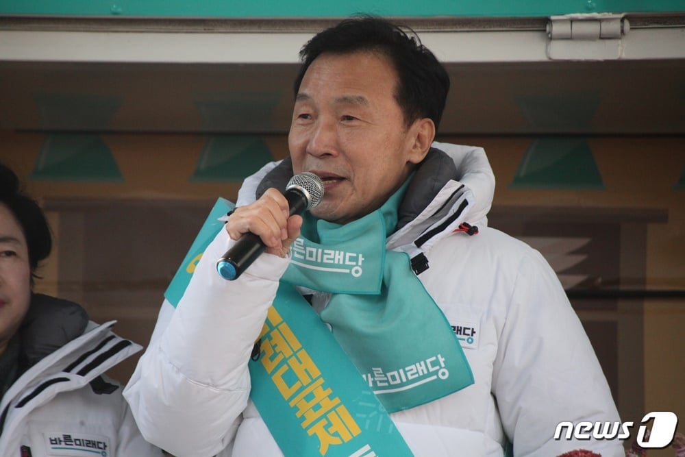 22일 대전을 찾은 손학규 바른미래당 대표가 시민들에게 연동형비례대표제 도입에 대한 당위성을 설명하고 있다.ⓒ 뉴스1