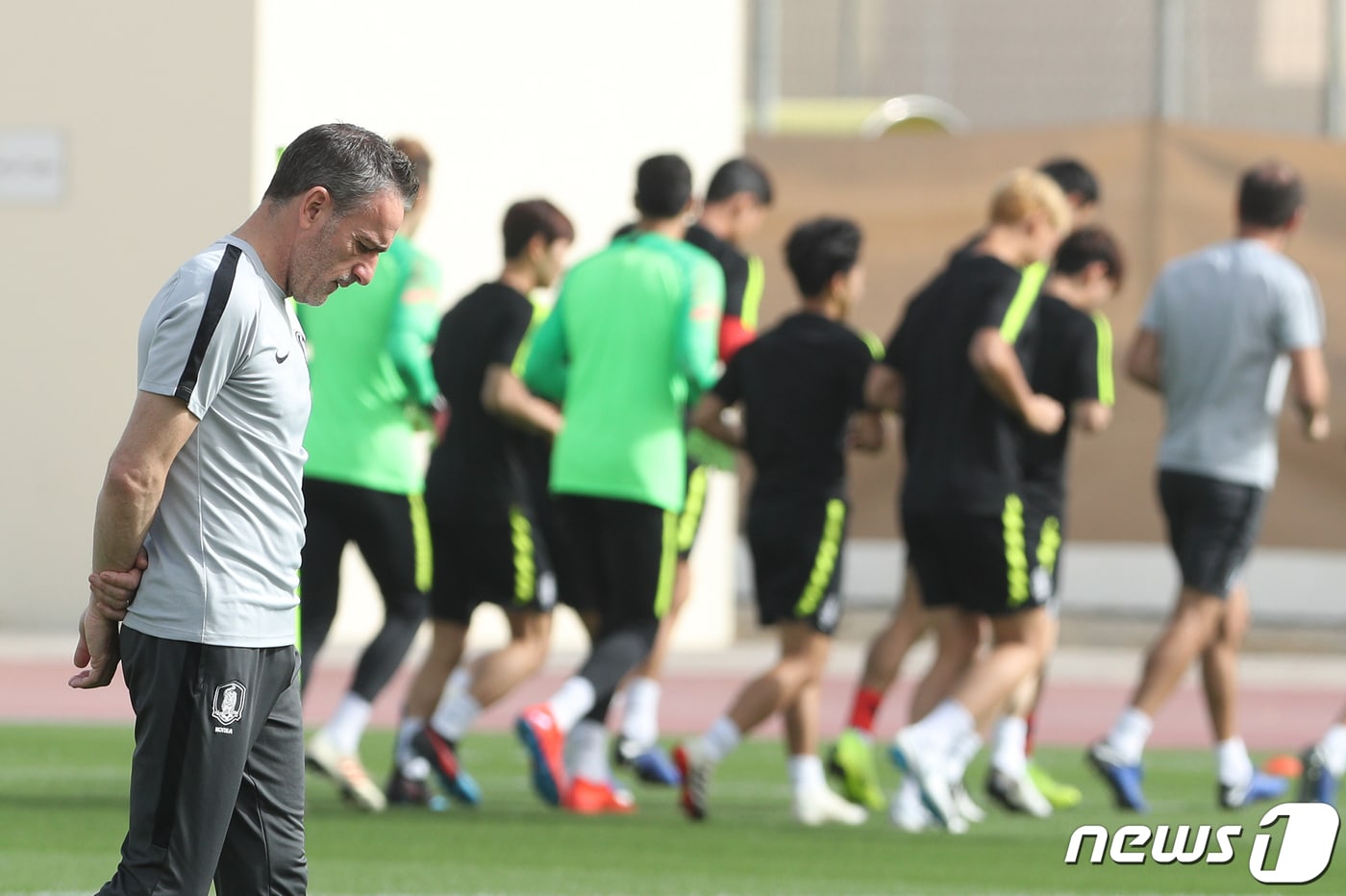 파울루 벤투 대한민국 축구대표팀 감독이 아시아축구연맹(AFC) 아시안컵 8강전 카타르와의 경기를 앞둔 23일 오전(현지시간) 아랍에미리트연합(UAE) 두바이 알 와슬 축구 아카데미에서 열린 회복 훈련에서 생각에 잠겨 있다. 2019.1.23/뉴스1 ⓒ News1 신웅수 기자