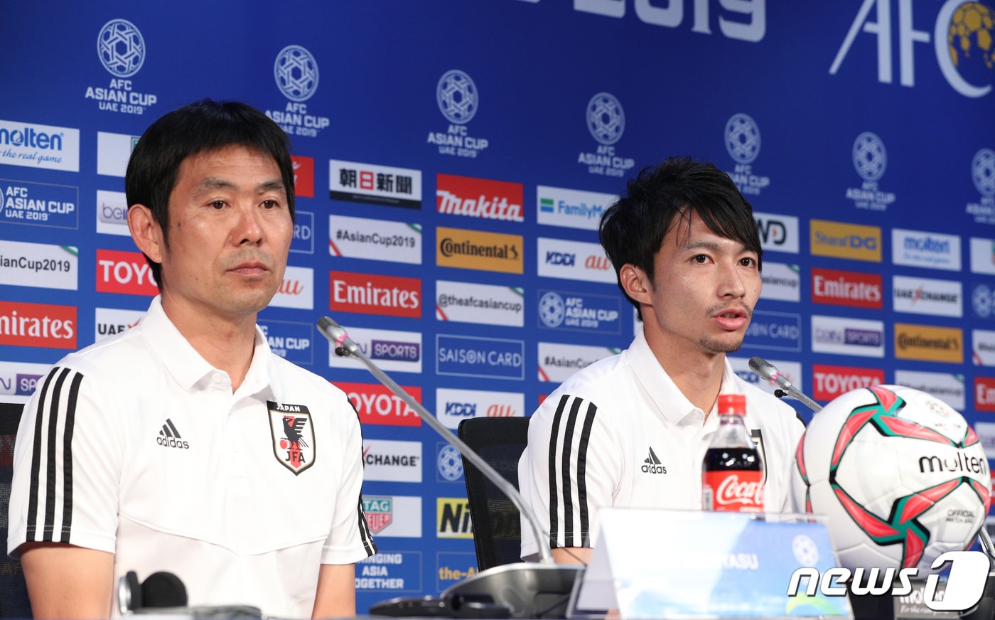 일본 축구대표팀 모리야스 하지메 감독과 시바사키 가쿠가 아시안컵 8강전 베트남과의 경기를 하루 앞둔 23일 오후(현지시간) 아랍에미리트연합(UAE) 두바이 알 막툼 스타디움에서 기자회견을 하고 있다. 2019.1.23/뉴스1 ⓒ News1 신웅수 기자