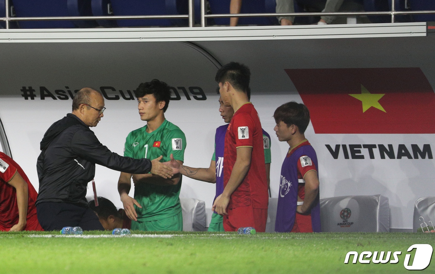 박항서 베트남 축구대표팀 감독이 24일 오후 (현지시간) 아랍에미리트연합(UAE) 두바이 알막툼 스타디움에서 열린 2019 아시아축구연맹(AFC) 아시안컵 8강 베트남과 일본의 경기에서 1대 0으로 패한 후 선수들과 인사하고 있다. 2019.1.24/뉴스1 ⓒ News1 신웅수 기자