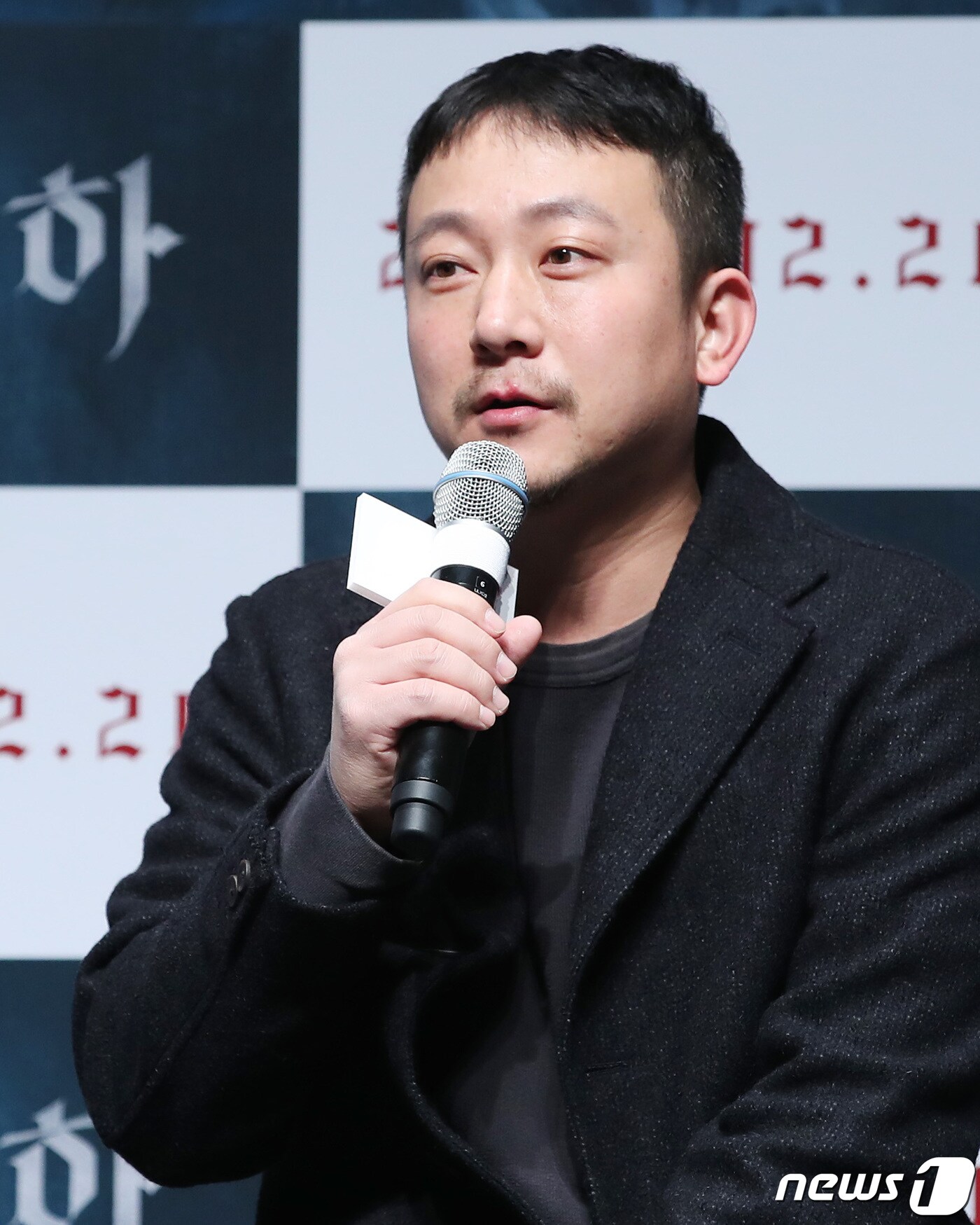 장재현 감독이 25일 오전 서울 신사동 CGV 압구정점에서 열린 영화 '사바하' 제작보고회에 참석해 포즈를 취하고 있다. ‘사바하’는 신흥 종교 집단을 쫓던 ‘박목사’(이정재 분)가 의문의 인물과 사건들을 마주하게 되며 시작되는 미스터리 스릴러이다. 2019.1.25/뉴스1 ⓒ News1 권현진 기자