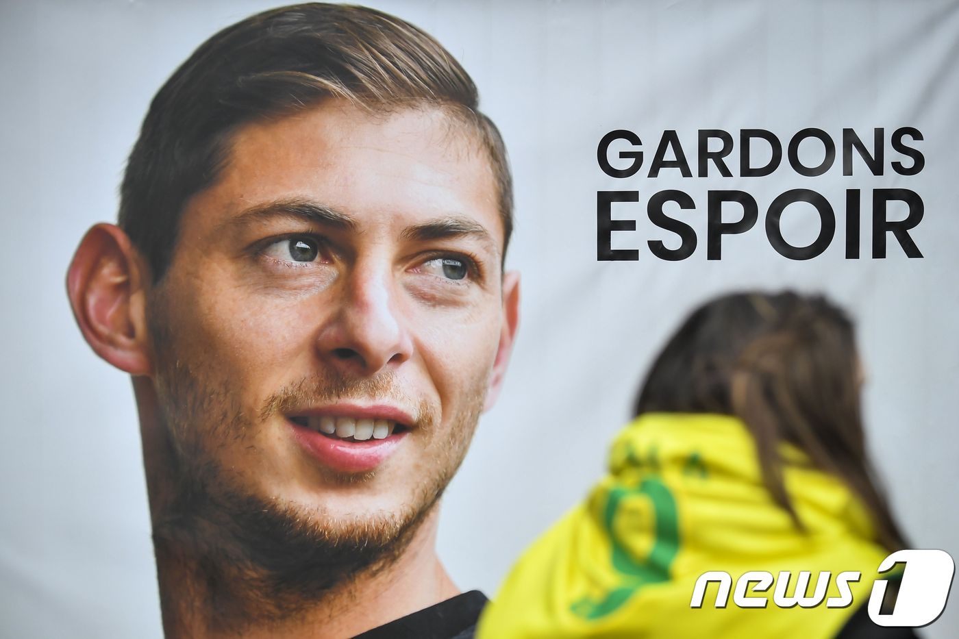 FC 낭트 훈련장 밖에 에밀리아노 살라 선수를 추모하는 사진이 걸려 있다.  ⓒ AFP=뉴스1