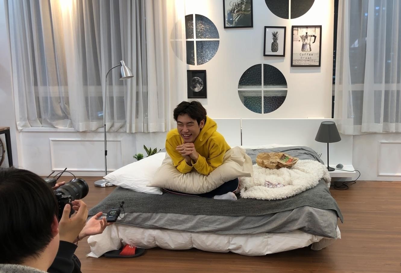 크리에이터 승헌쓰가 <미라클릭> 기부 캠페인을 위해 구몬학습이 제작한 ‘외국어CM송’ 뮤직비디오를 촬영하고 있다(교원그룹 제공)ⓒ News1