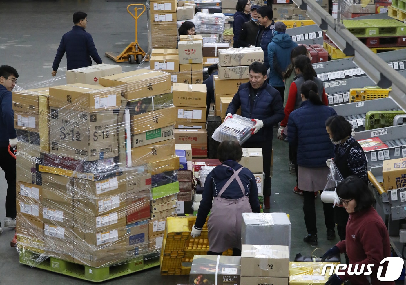 부산 강서구 부산우편집중국에서 직원들이 설 우편물을 분류하고 있다. ⓒ News1 여주연 기자