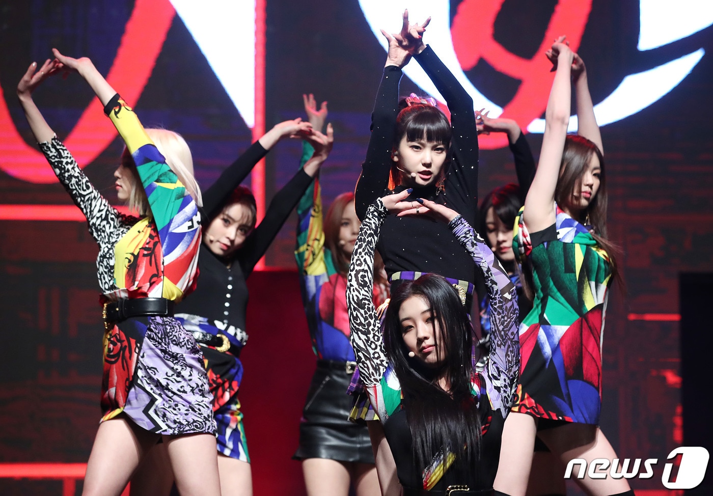 씨엘씨(CLC)가 30일 오후 서울 한남동 블루스퀘어에서 열린 여덟 번째 미니앨범 '노원(No.1)' 쇼케이스에 참석해 신곡을 선보이고 있다. 이번 앨범에는 타이틀 곡 ‘노(No)’를 비롯해 ‘쇼(Show)’, ‘브레이크다운(Breakdown), ’라이크 잇(Like It)’, ‘아이 니드 유(I Need U)’가 수록돼 있다. 2019.1.30/뉴스1 ⓒ News1 권현진 기자