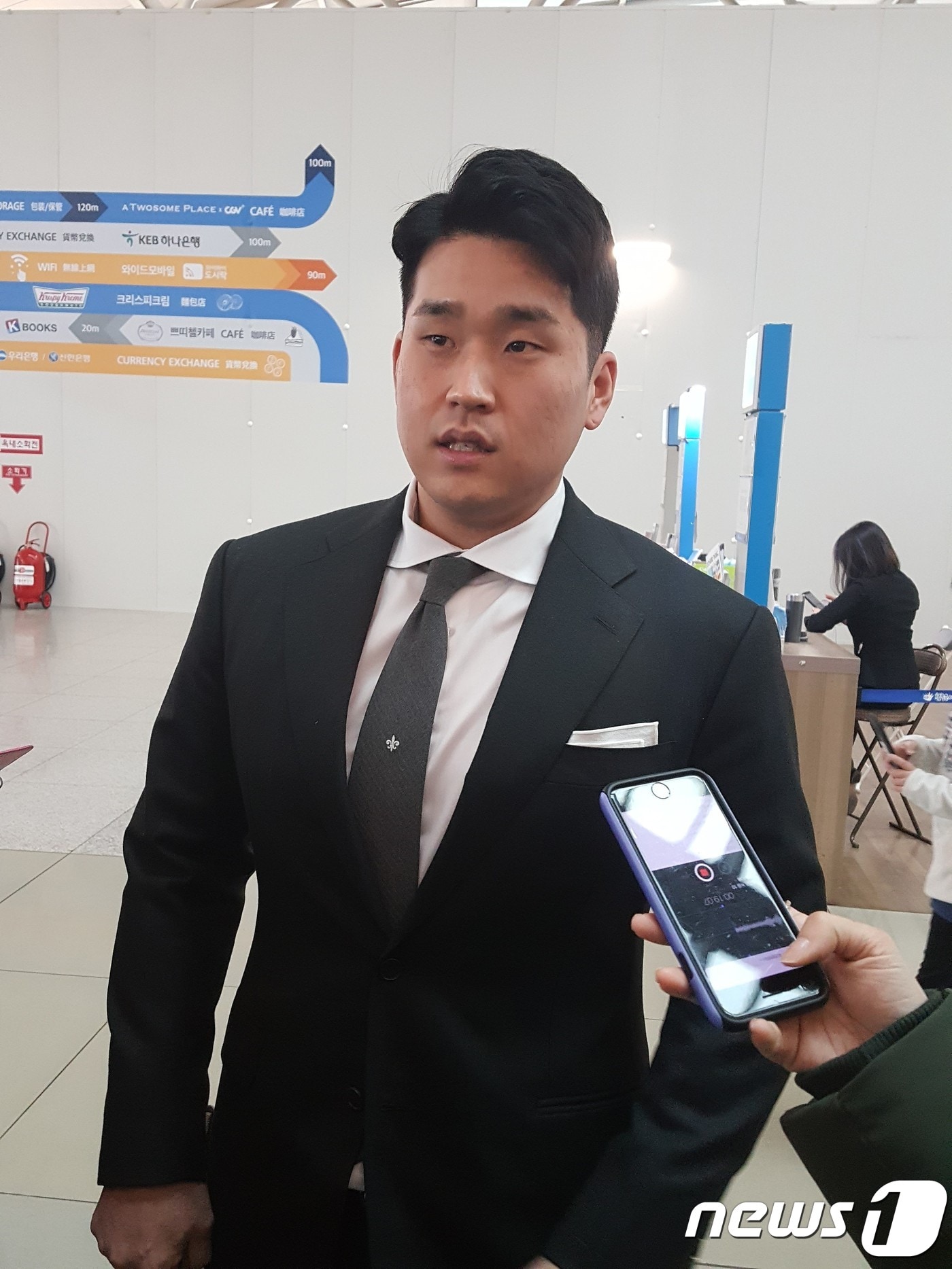 LG 트윈스 유강남이 30일 인천공항에서 스프링캠프 출국을 앞두고 인터뷰하고 있다. ⓒ 뉴스1