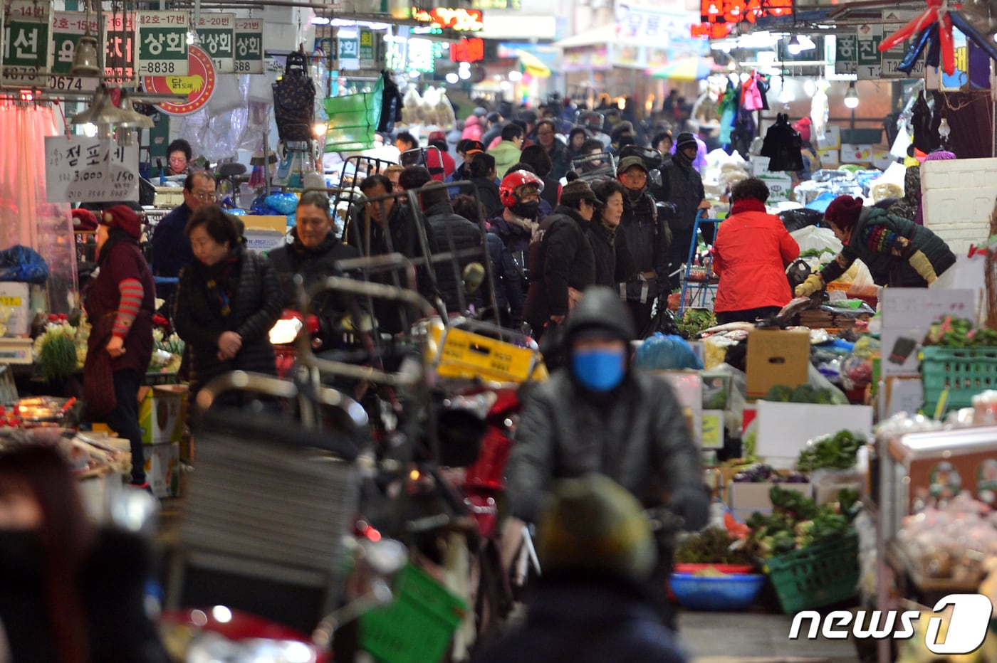 경북도는 12월까지 특별재난지역의 상권 회복과 경제 활성화를 위해 '디지털 온누리상품권 환급행사'를 진행한다. 사진은 전통시장 모습..(사진은 기사 내용과 무관함) ⓒ News1 DB