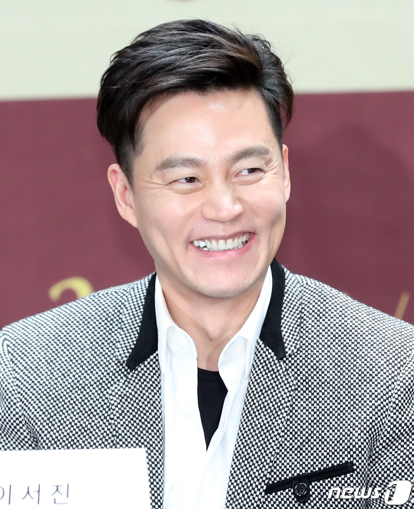 배우 이서진이 31일 오후 서울 강남구 역삼동 르메르디앙 서울 호텔 LL에서 열린 OCN 드라마틱 시네마 '트랩'(연출 박신우, 극본 남상욱) 제작발표회에 참석해 미소를 짓고 있다. ‘트랩’은 알 수 없는 덫에 걸린 국민 앵커 강우현(이서진 분)의 충격적인 전말을 그린 하드보일드 추적 스릴러 드라마이다. 2019.1.31/뉴스1 ⓒ News1 권현진 기자