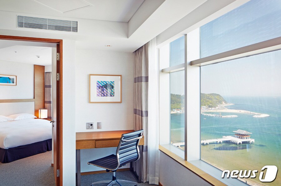 지난 2015년 5월 문을 연 베스트웨스턴 포항 호텔이 라한 호텔로 리브랜딩해 2월 1일 첫 선을 보인다.영일대해수욕장이 내려다 보이는 객실.(라한호텔제공)2019.1.31/ⓒ 뉴스1