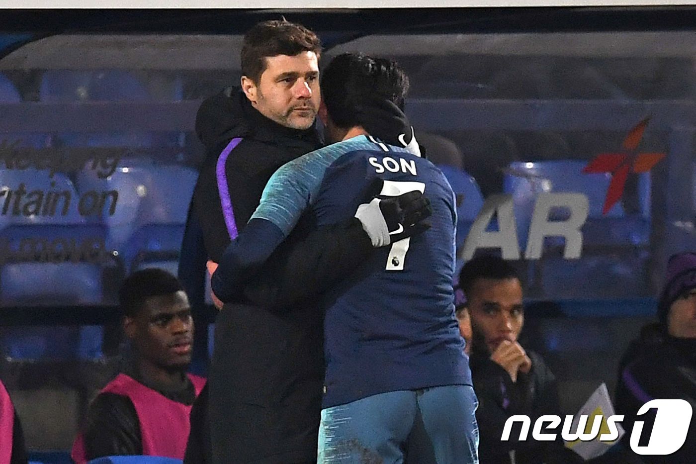 토트넘의 손흥민이 5일(한국시간) 영국 버켄헤드의 프레턴 파크에서 열린 트랜미어 로버스와의 2018-19 잉글랜드 FA컵 3라운드에서 교체 아웃되면서 마우리오 포체티노 감독에게 격려를 받고 있다. ⓒ AFP=뉴스1