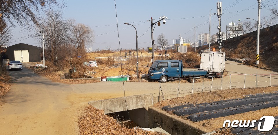 6일 오후 1시30분께 용인시 수지구의 한 공터에서 현직 국가정보원 직원 이모씨 숨진 채 발견됐다. 사진은 이씨가 발견된 장소 주변. ⓒ News1 유재규 기자