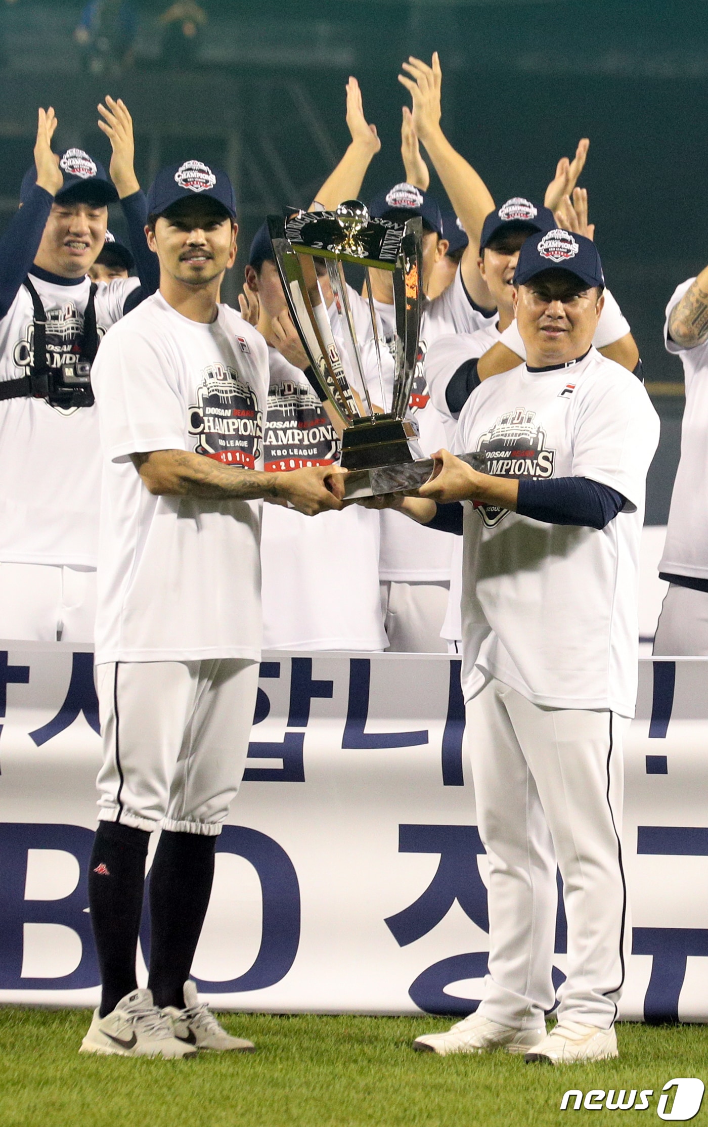 1일 오후 서울 송파구 잠실야구장에서 열린 프로야구 '2019 신한은행 마이카 KBO리그' NC 다이노스와 두산 베어스의 경기에서 정규리그 우승을 확정한 김태형 두산 감독과 주장 오재원이 트로피를 들어보이고 있다. 이날 시즌 최종전에서 승리한 두산은 SK를 제치고 정규시즌 우승을 차지했다. 2019.10.1/뉴스1 ⓒ News1 황기선 기자