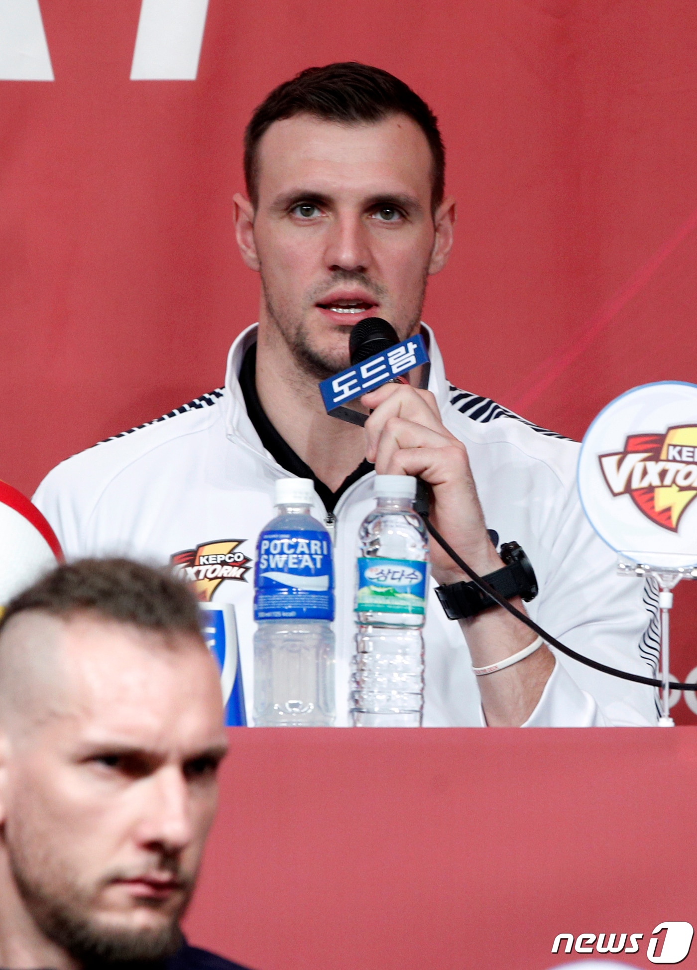 한국전력 빅스톰 가빈이 10일 오후 서울 강남구 리베라호텔에서 열린 도드람 2019-2020 V리그 남자부 미디어데이에서 각오를 밝히고 있다. 2019.10.10/뉴스1 ⓒ News1 안은나 기자