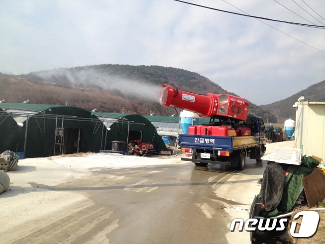 경남도가 10월부터 구제역과 조류인플루엔자(AI) 특별방역에 돌입했다. 사진은 고성군 한 오리농가의 광역 방제기 운영 모습.(경남도 제공)2019.10.10.ⓒ 뉴스1