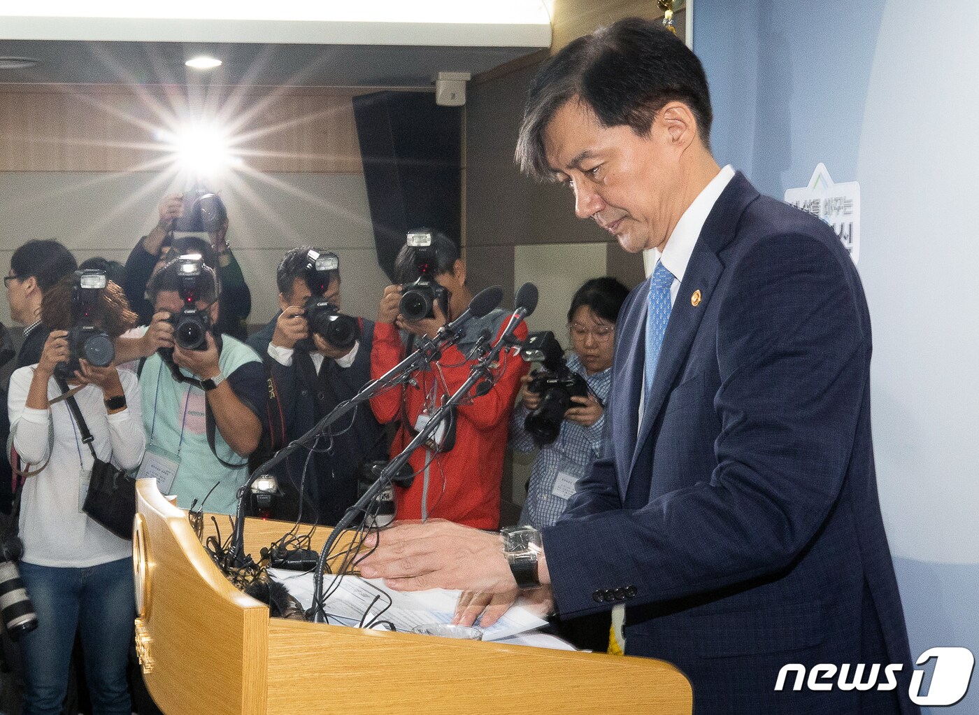 조국 법무부 장관이 14일 경기 정부과천청사에서 검찰개혁 방안과 관련해 직접수사 축소 및 인권보호 수사를 위한 대통령령 '검찰 사무기구에 관한 규정' 등에 관한 개정안을 발표한 후 자료를 정리하고 있다. 2019.10.14/뉴스1 ⓒ News1 유승관 기자
