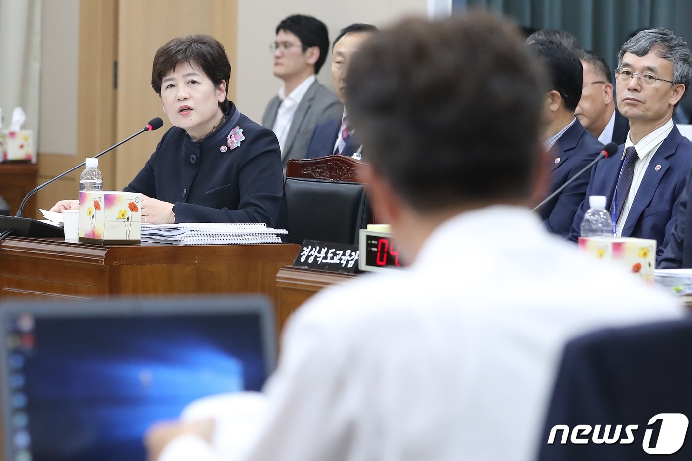 강은희 대구시교육감이 14일 오후 경북 안동시 풍천면 경북도교육청 대회의실에서 열린 국회 교육위원회의 대구시·경북도·강원도교육청에 대한 국정감사에서 영남공고 각종 재단비리와 관련해 정의당 여영국 의원의 질의에 한바탕 설전을 벌이고 있다. 2019.10.14/뉴스1 ⓒ News1 공정식 기자