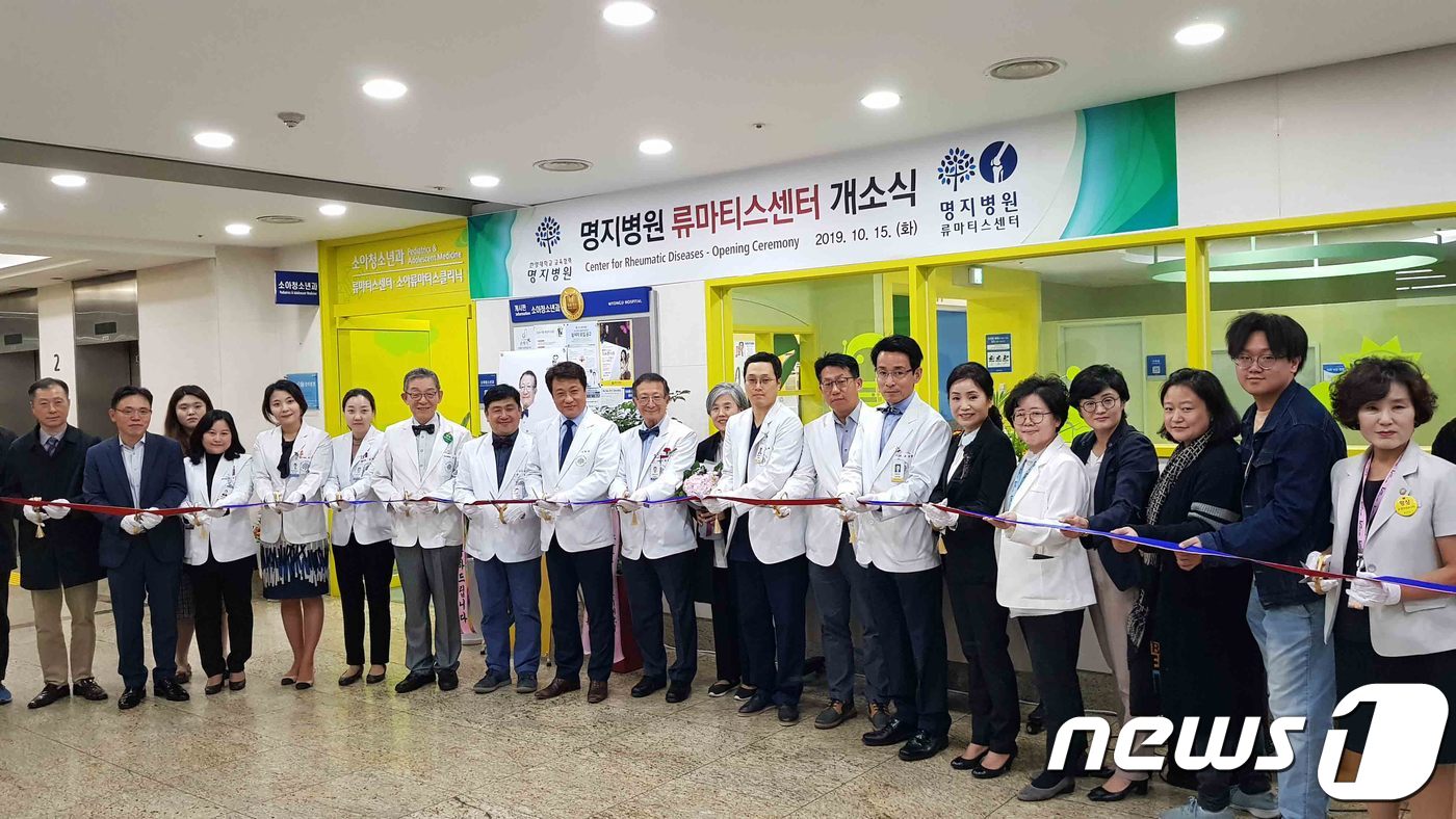 지난 15일 명지병원 류마티스전문진료센터 개소식에서 이왕준 명지의료재단 이사장과 김세철 의료원장, 김진구 병원장, 김광남 류마티스센터장, 소아류마티스 환우회의 김동춘 회장이 기념식을 갖고 있다. /사진제공=명지병원 ⓒ 뉴스1