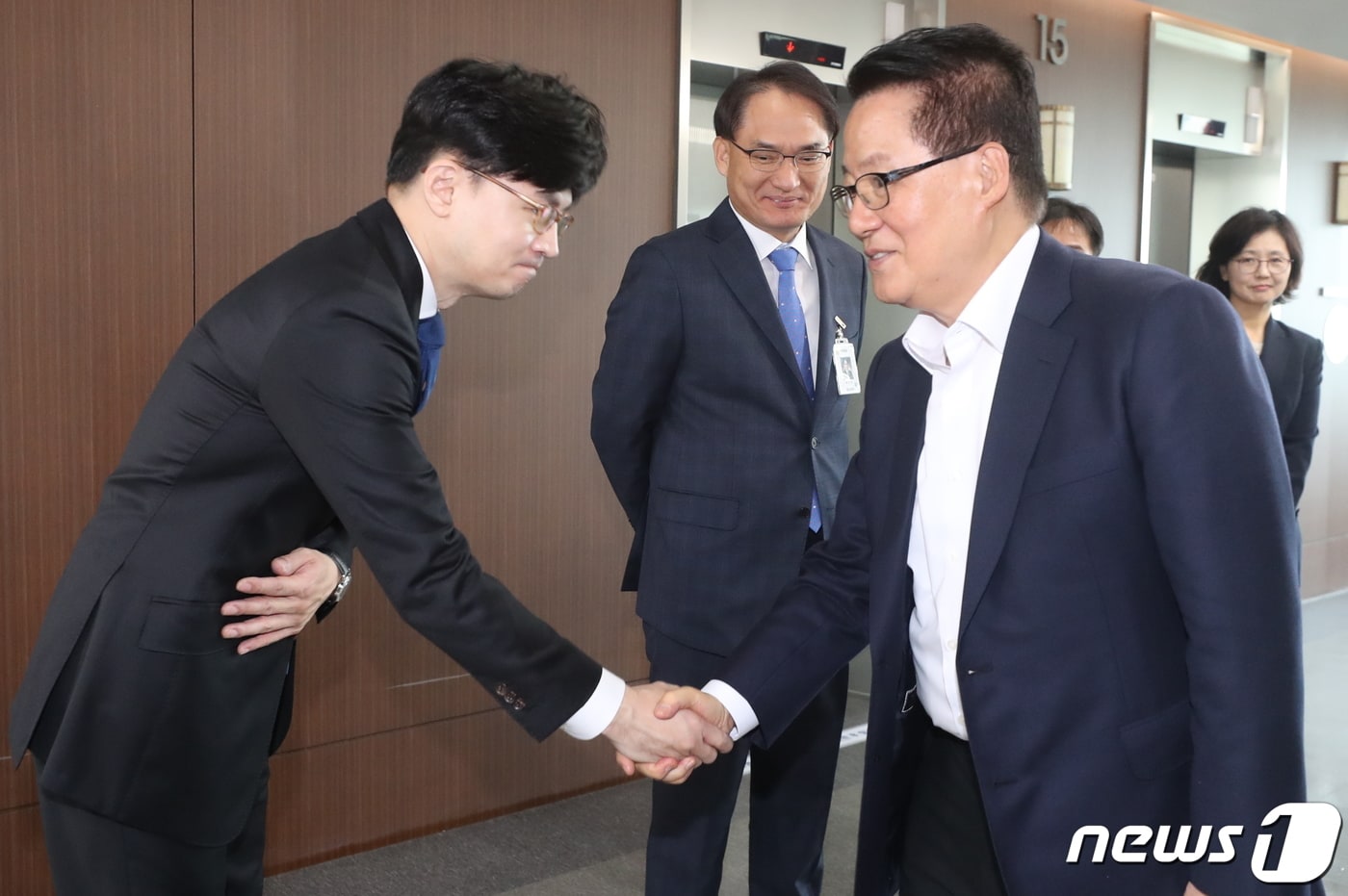 2019년 10월 17일 당시 무소속 박지원 의원&#40;오른쪽&#41;이 국회 법제사법위원회의 대검찰청에 대한 국정감사를 앞두고 한동훈 반부패 강력부장과  인사를 누고 있다. 2019.10.17/뉴스1 ⓒ News1 이재명 기자