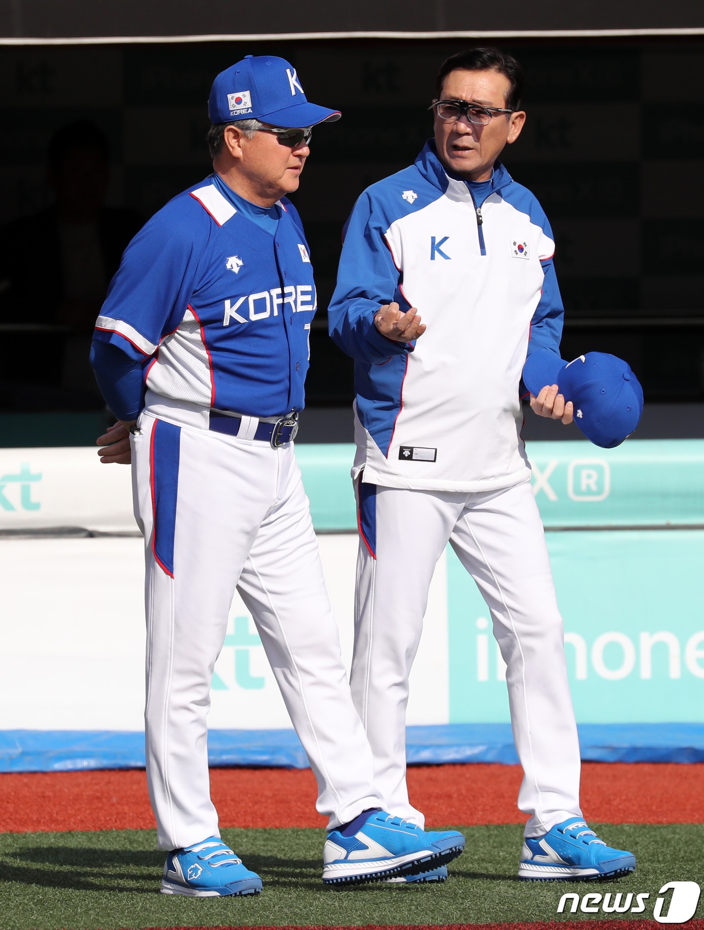 2019 세계야구소프트볼연맹(WBSC) 프리미어12에 참가 중인 한국 야구 대표팀의 김경문 감독(왼쪽)과 최일언 투수코치. /뉴스1 ⓒ News1 조태형 기자