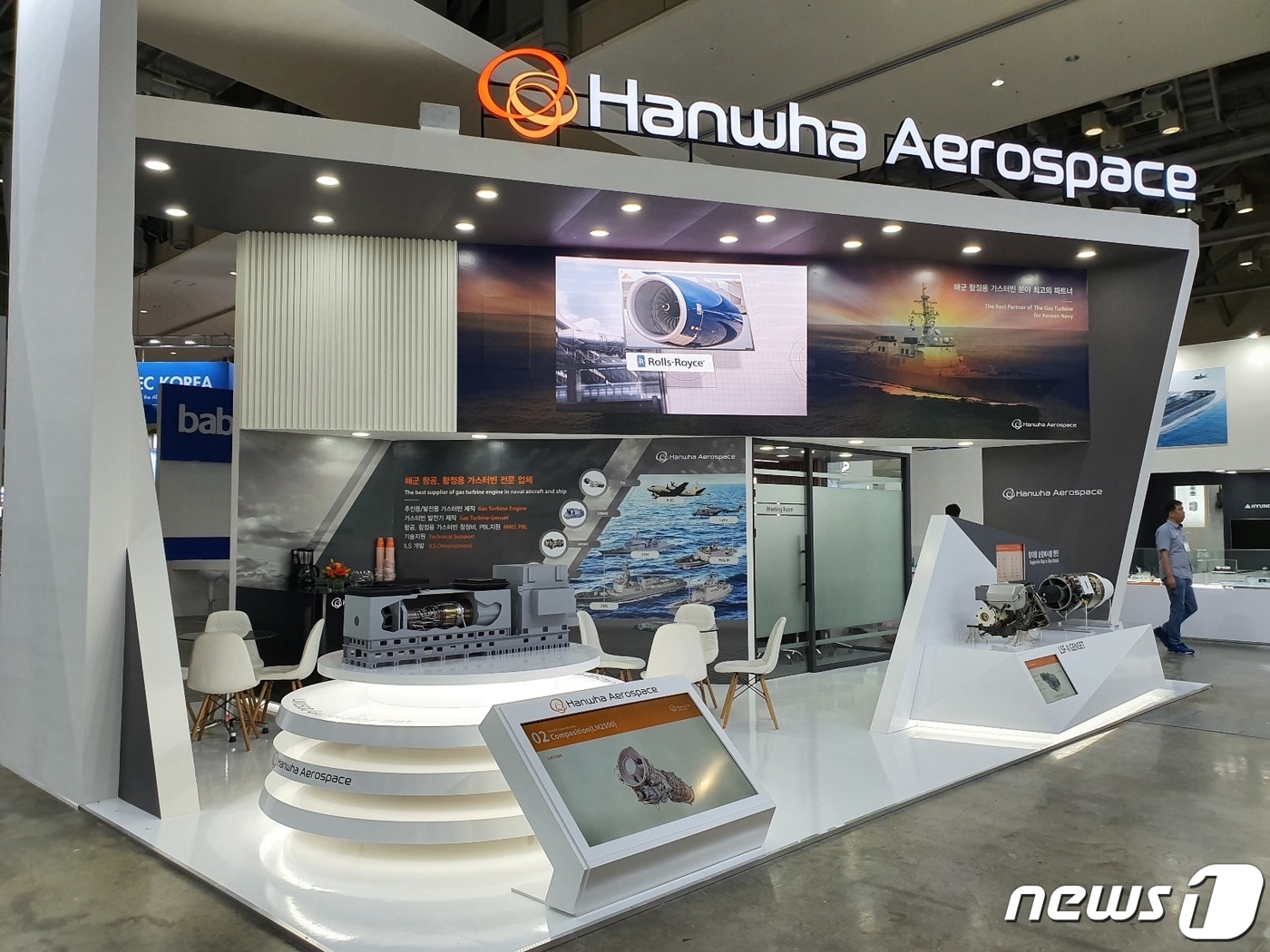 한화 방산계열사가 22일 부산 벡스코&#40;BEXCO&#41;에서 개막한 &#39;국제 해양방위산업전&#40;MADEX&#41; 2019’에 최대 규모 전시관을 열고, 우리 해군이 4차 산업혁명 기술로 추진 중인 ‘스마트 해군’ 비전을 뒷받침할 첨단 솔루션들을 선보인다. 사진은 한화에어로스페이스 전시 부스. &#40;한화 제공&#41; 2019.10.22/뉴스1