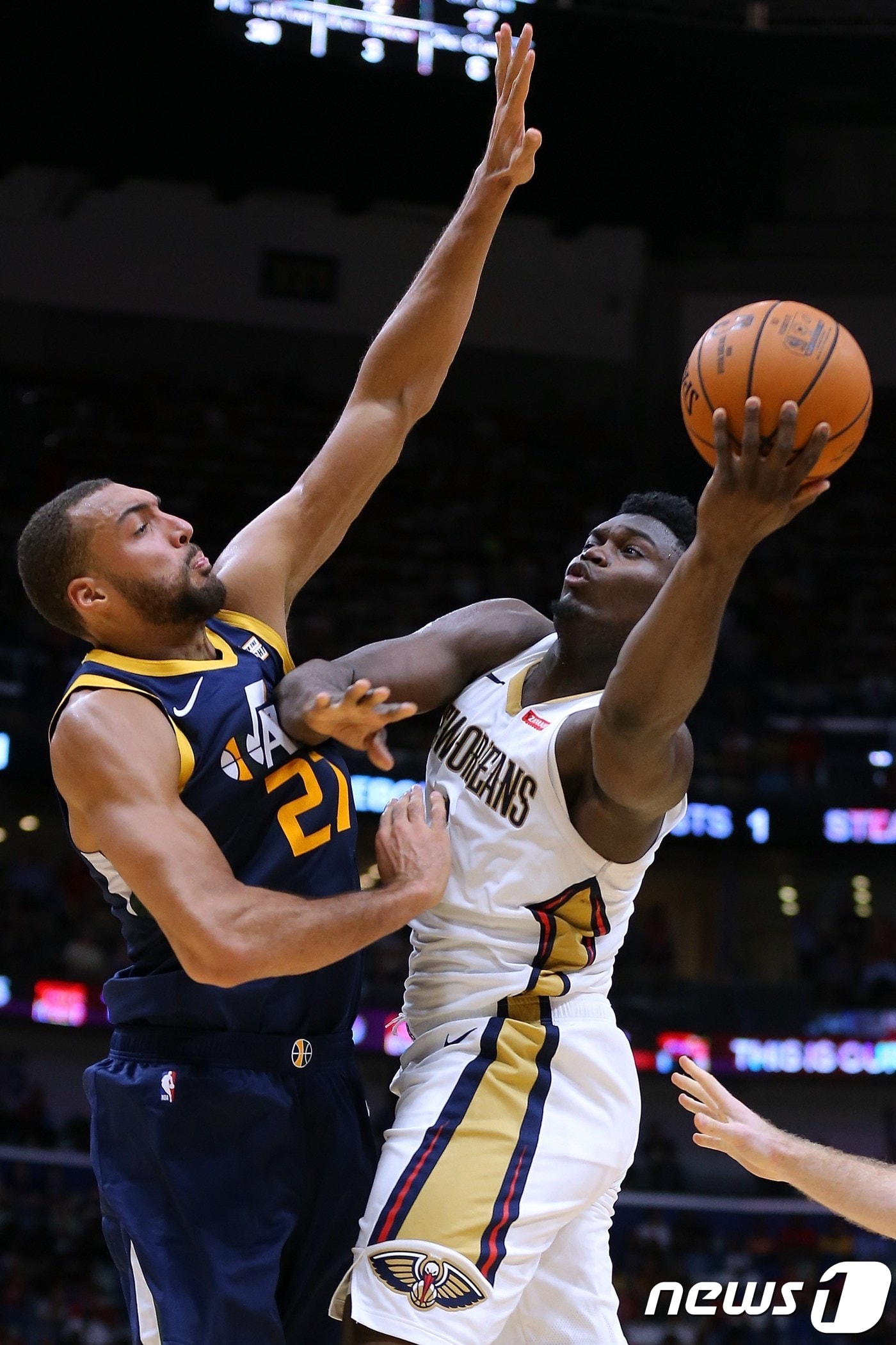 뉴올리언즈 펠리컨스 자이언 윌리엄슨.(오른쪽) ⓒ AFP=뉴스1