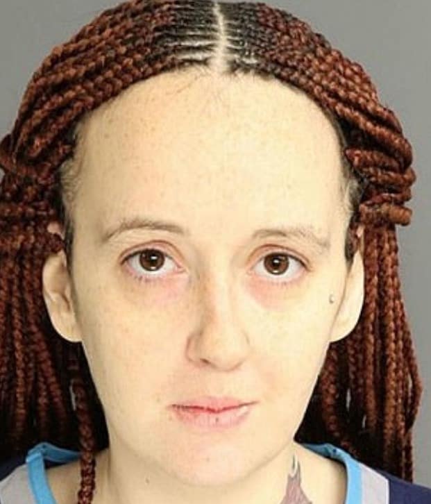 대소변을 못가린다며 아이에게 뜨거울 물을 퍼부은 엄마 - 데일리메일 갈무리