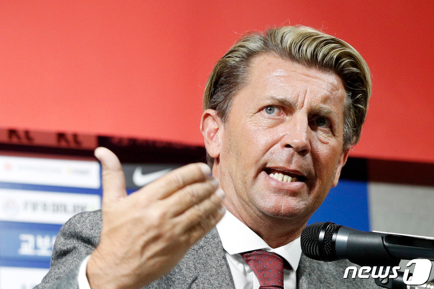 콜린 벨(Colin Bell) 여자축구국가대표팀 감독이 22일 오후 서울 종로구 축구회관에서 열린 취임 기자회견에서 취재진의 질의에 답하고 있다. 여자대표팀 감독으로 외국인이 선임된 것은 이번이 처음으로, 벨 감독의 계약기간은 2022 AFC 여자아시안컵 본선까지 3년이다. 2019.10.22/뉴스1 ⓒ News1 안은나 기자