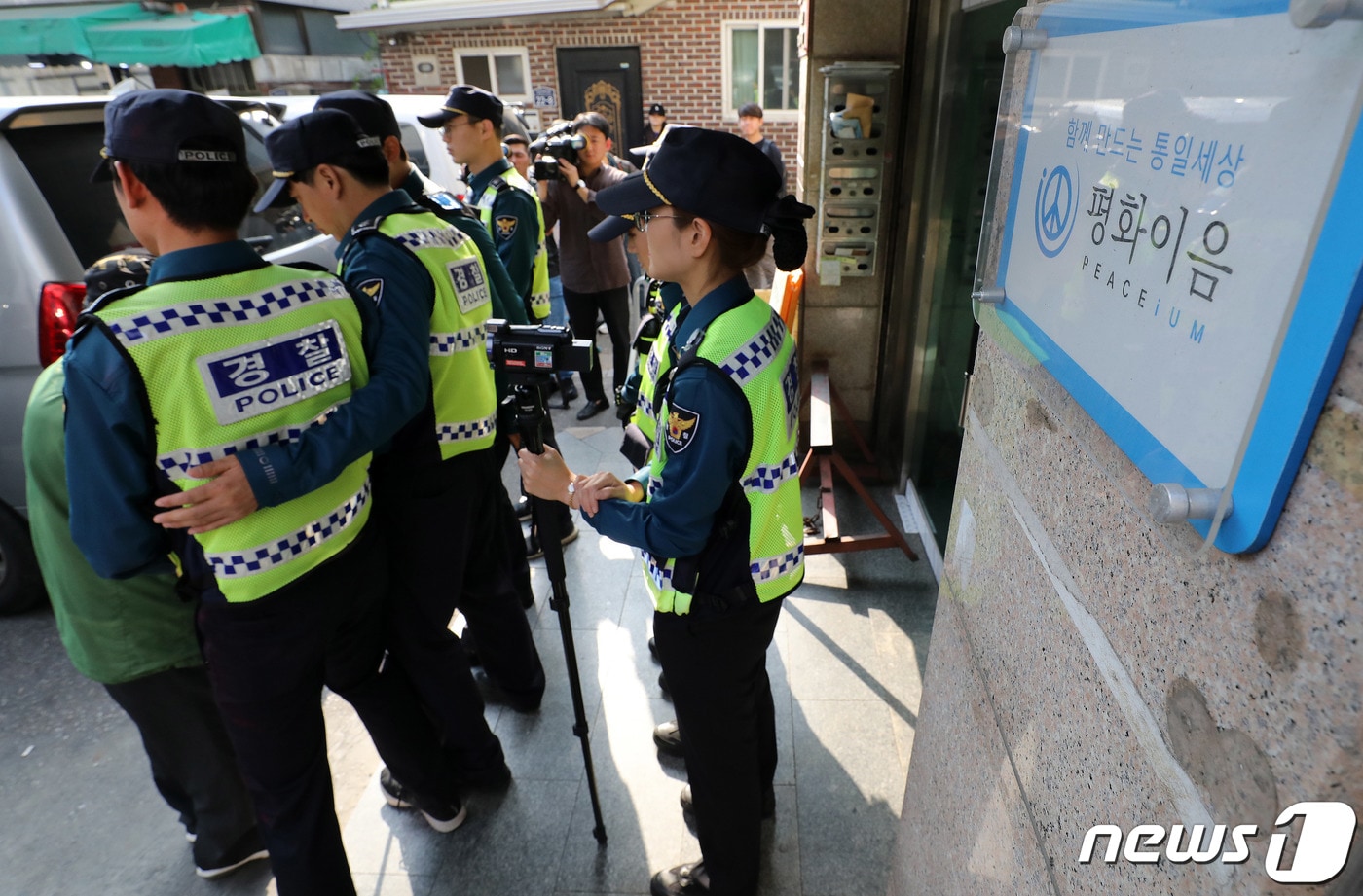 경찰이 주한미대사관저를 월담해 기습 침입한 대학생진보연합 단체 관련 '평화 이음' 사무실을 압수수색에 나선 2019년10월22일 서울 성동구 '평화 이음'사무실 앞을 경찰병력이 통제하고 있다. 2019.10.22/뉴스1 ⓒ News1 박세연 기자